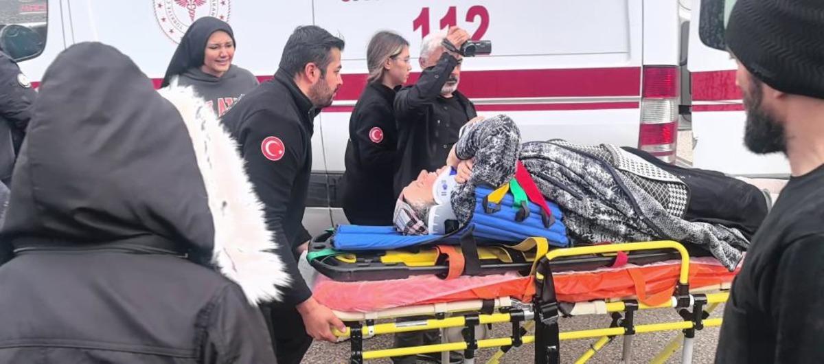 Halk otob&uuml;s&uuml; ile otomobil &ccedil;arpıştı: 4 yaralı 2