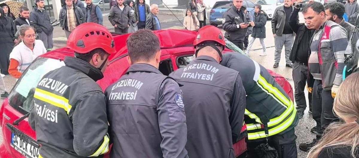 Halk otob&uuml;s&uuml; ile otomobil &ccedil;arpıştı: 4 yaralı 3