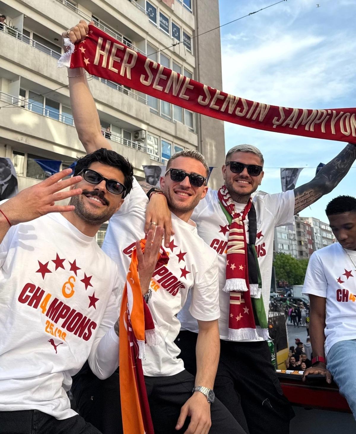 Galatasaray ın şampiyonluk kutlamasında korku dolu anlar! Faciadan d&ouml;n&uuml;ld&uuml; 2