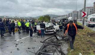 Karşı şeride ge&ccedil;ti dehşet sa&ccedil;tı: 1 &ouml;l&uuml;, 7 yaralı