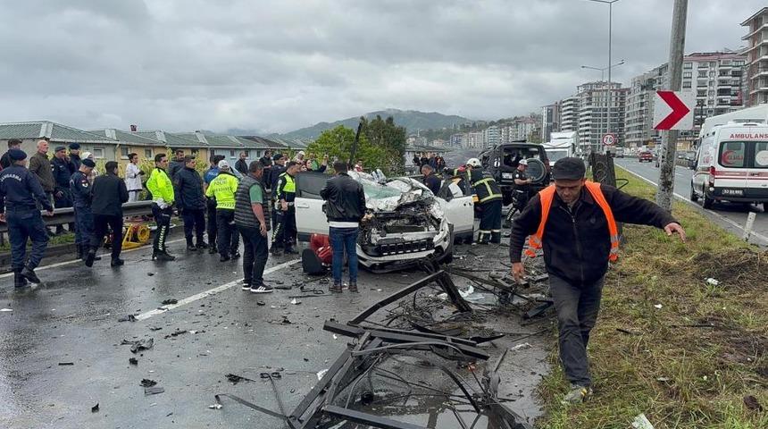 Rize&rsquo;de feci kaza! Karşı şeride ge&ccedil;ti dehşet sa&ccedil;tı: 1 &ouml;l&uuml;, 7 yaralı