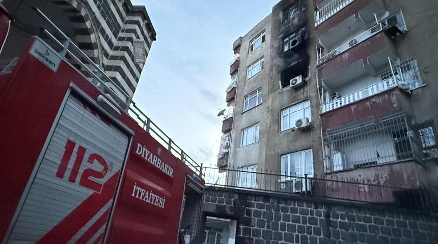 Diyarbakır&rsquo;da ev yangını: İtfaiye eri yaralandı, 2 kişi dumandan etkilendi