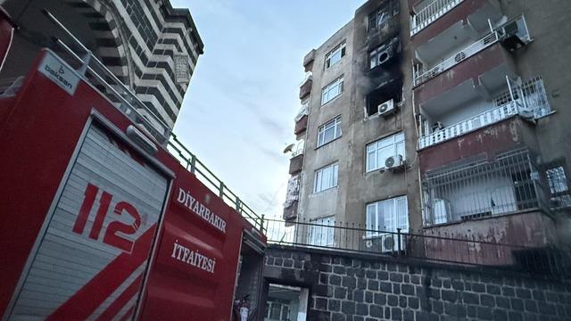 Diyarbakır’da ev yangını: İtfaiye eri yaralandı, 2 kişi dumandan etkilendi