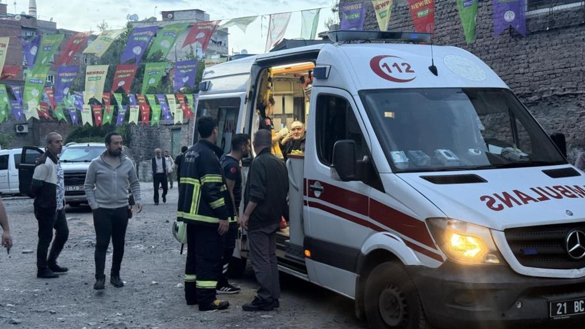 Diyarbakır&rsquo;da ev yangını: İtfaiye eri yaralandı, 2 kişi dumandan etkilendi 1