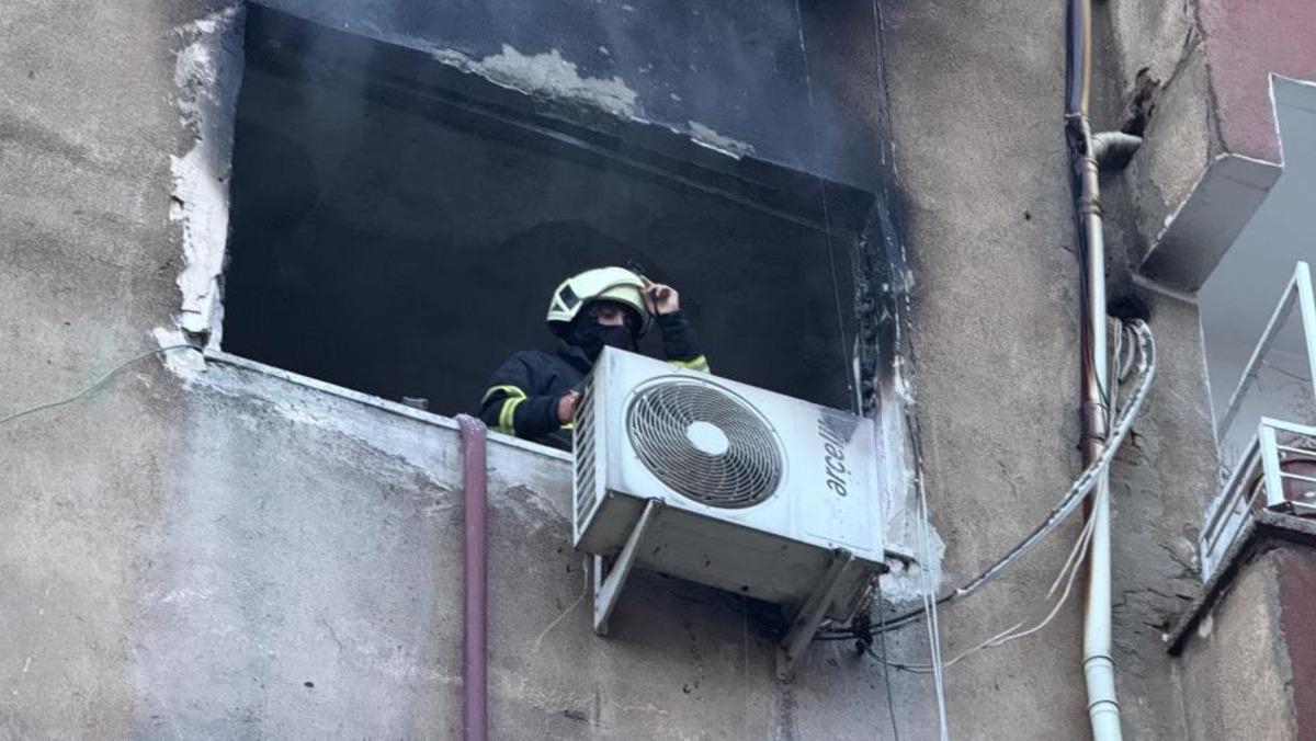 Diyarbakır&rsquo;da ev yangını: İtfaiye eri yaralandı, 2 kişi dumandan etkilendi 2