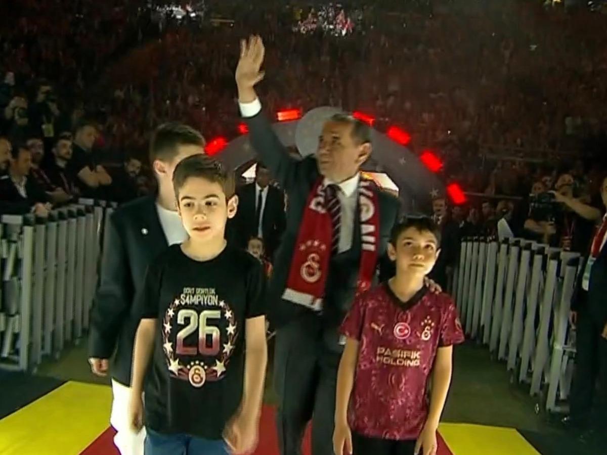 CANLI : Galatasaray, şampiyonluk kupasını kaldırdı! 20
