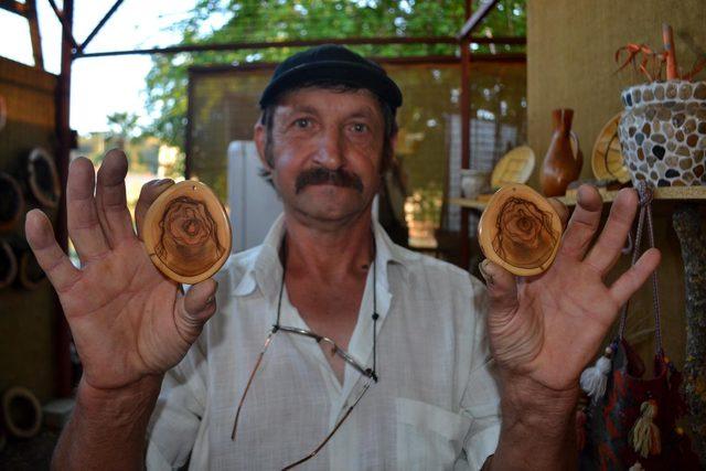 Ağaç kökleri ve dallarından süs eşyaları üretiyor