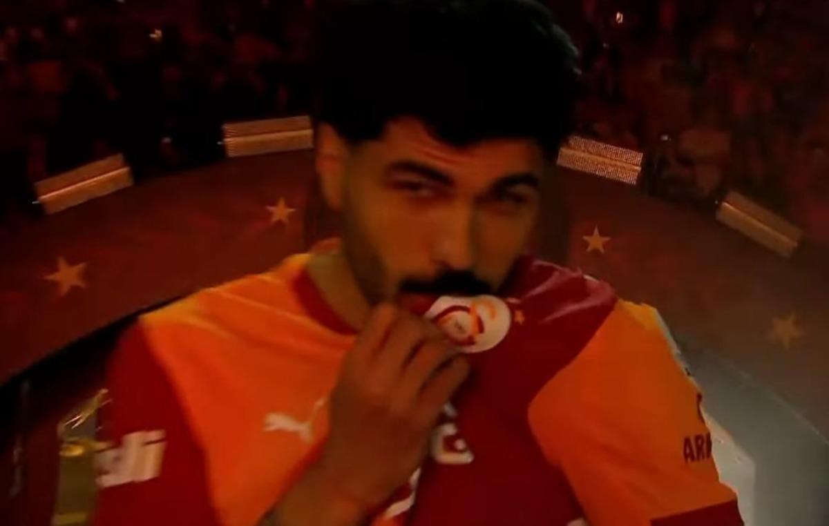 CANLI : Galatasaray, şampiyonluk kupasını kaldırdı! 13
