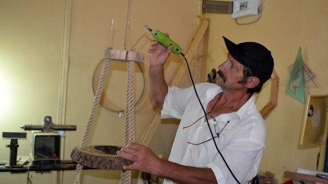 Ağaç kökleri ve dallarından süs eşyaları üretiyor