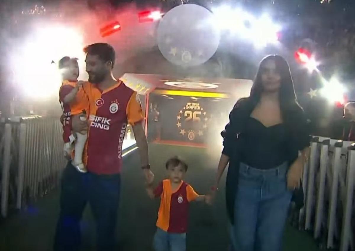 CANLI : Galatasaray, şampiyonluk kupasını kaldırdı! 12