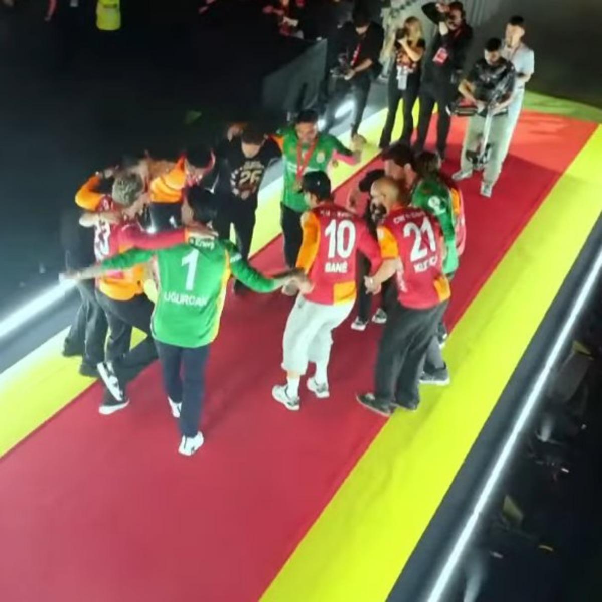 CANLI : Galatasaray, şampiyonluk kupasını kaldırdı! 10