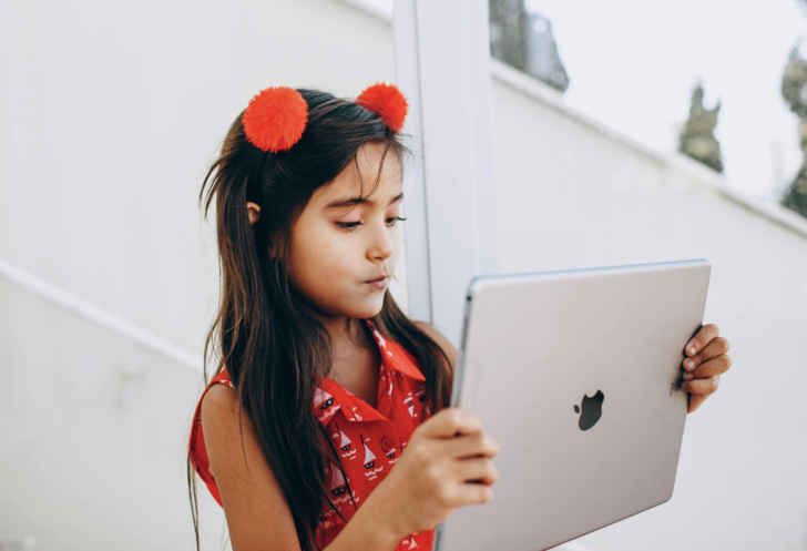 &Ccedil;ocuğunuz tablet, telefon, bilgisayar gibi dijital bir cihazla karşılaştığında genellikle ne yapıyor?
