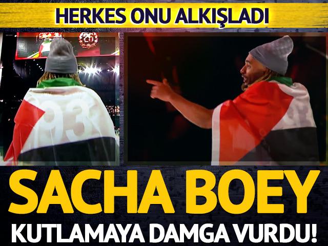 Sacha Boey'dan şampiyonluk kutlamasında anlamlı hareket! Sırtında Filistin bayrağı ile taraftarı selamladı