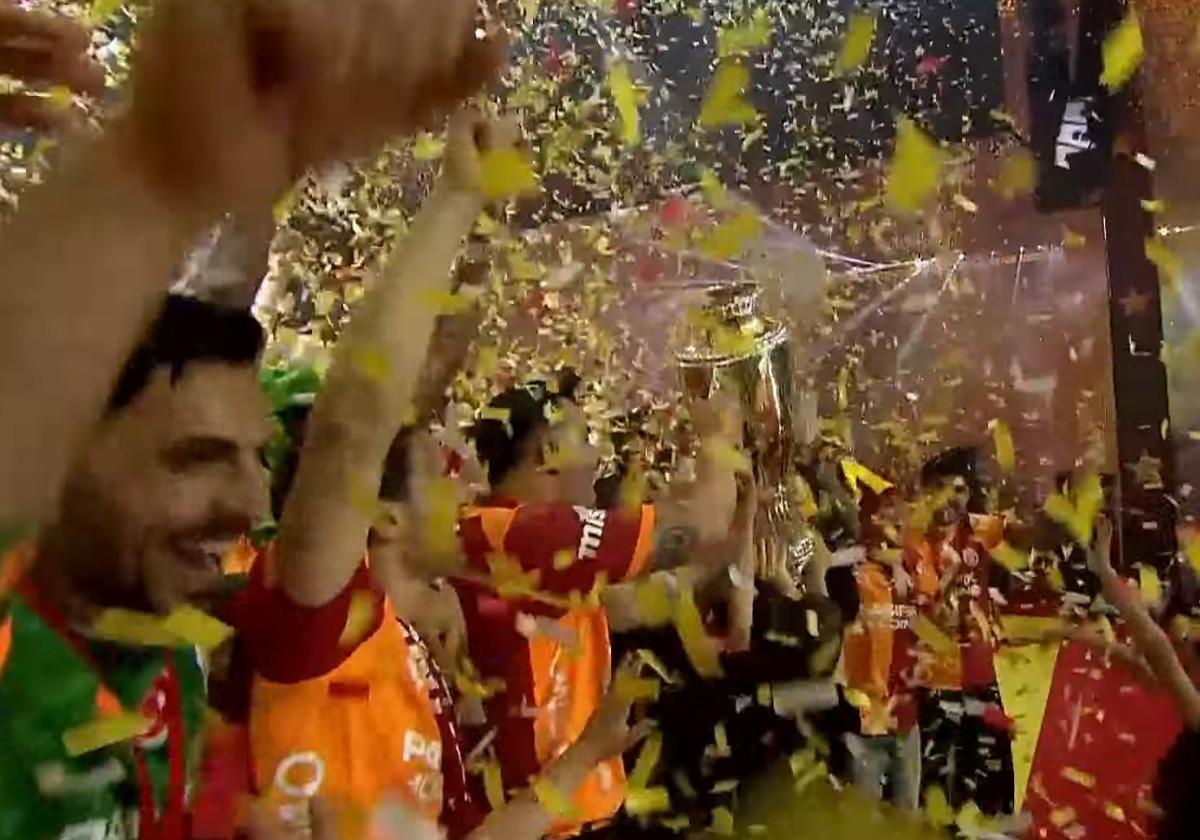 CANLI : Galatasaray, şampiyonluk kupasını kaldırdı! 7