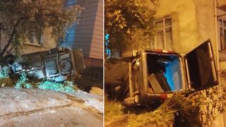 Freni boşalan araç apartman boşluğuna düştü