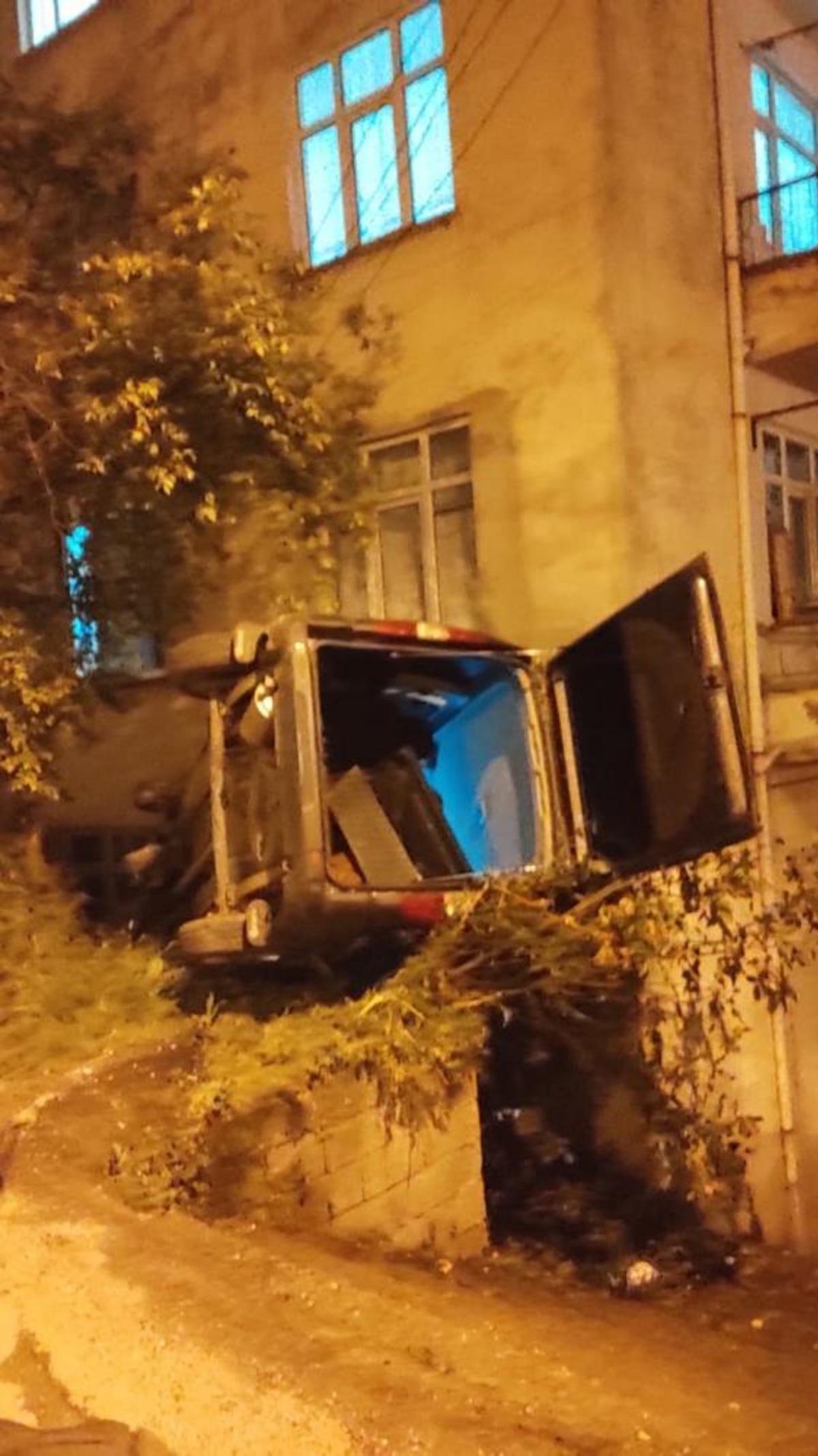 Freni boşalan ara&ccedil; apartman boşluğuna d&uuml;şt&uuml; 1