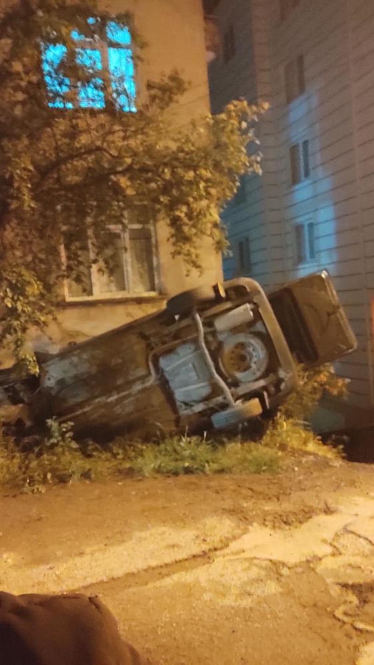 Freni boşalan ara&ccedil; apartman boşluğuna d&uuml;şt&uuml; 2