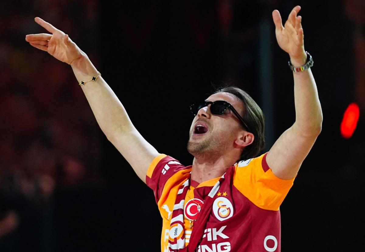 CANLI : Galatasaray, şampiyonluk kupasını kaldırdı! 4