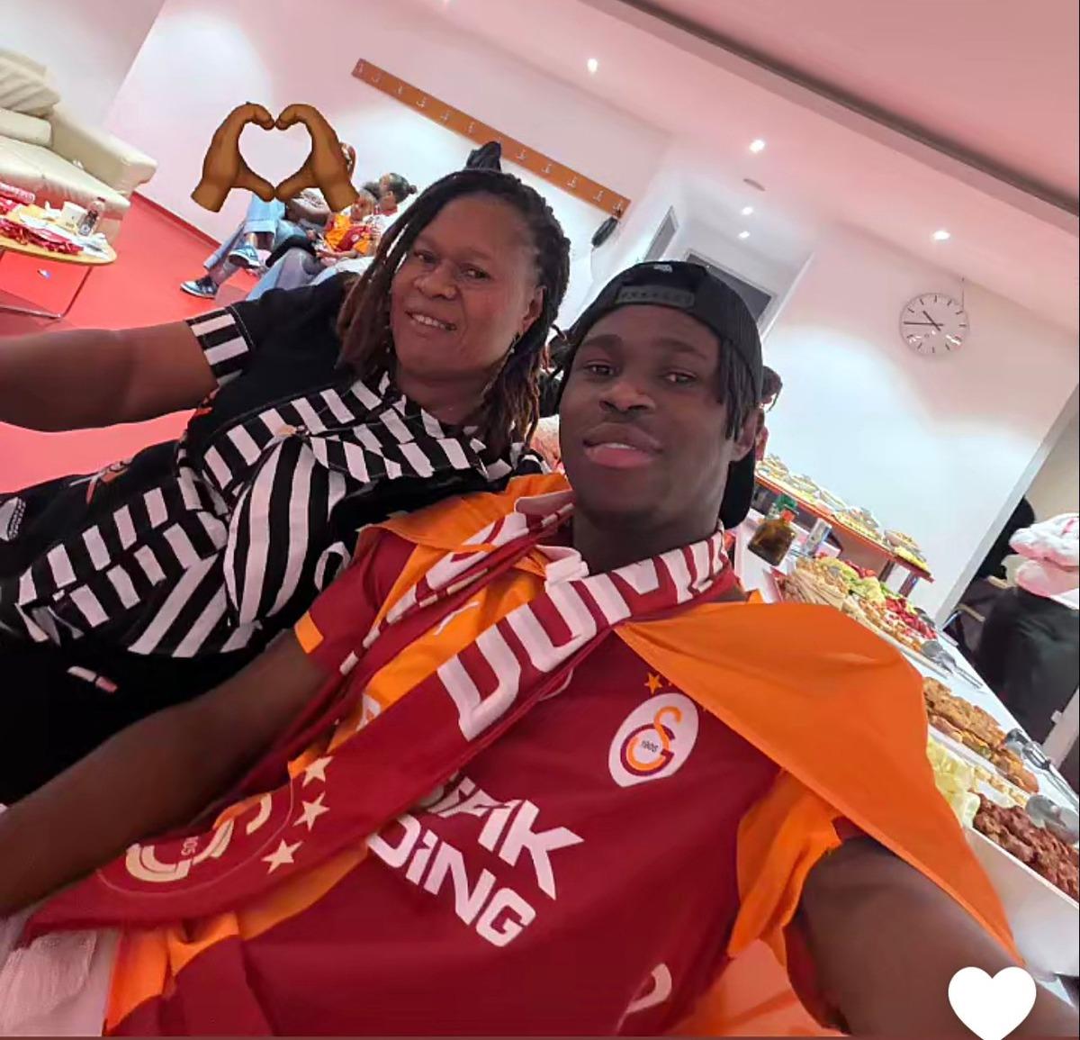 CANLI : Galatasaray, şampiyonluk kupasını kaldırdı! 1
