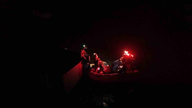 Botla açıldıkları gölde mahsur kaldılar: 2 saatlik çalışmayla kurtarıldılar