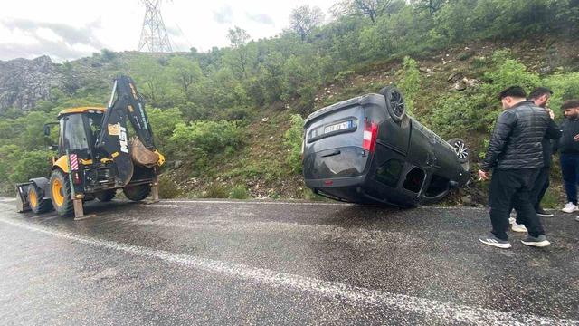 Kemaliye&rsquo;de yağış nedeniyle ara&ccedil; takla attı 3