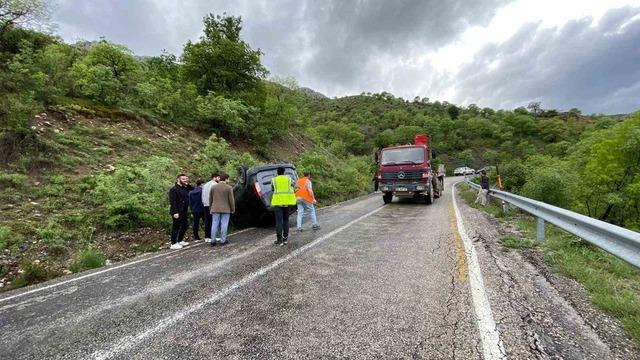 Kemaliye&rsquo;de yağış nedeniyle ara&ccedil; takla attı 2
