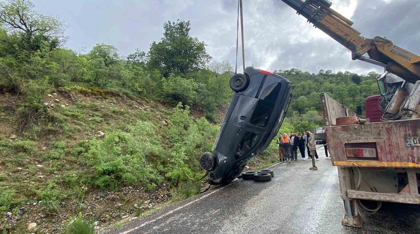 Kemaliye&rsquo;de yağış nedeniyle ara&ccedil; takla attı