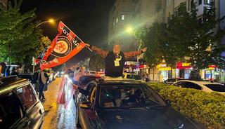 S&uuml;per Lig i&ccedil;in finale y&uuml;kseldiler! Kent sokağa d&ouml;k&uuml;ld&uuml;