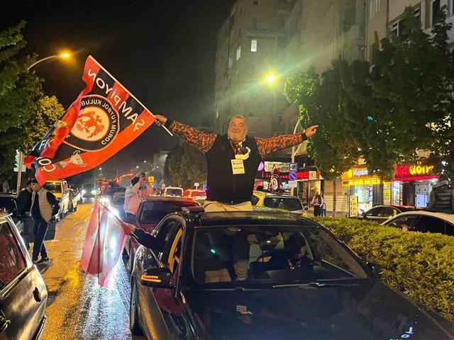 S&uuml;per Lig i&ccedil;in finale y&uuml;kseldiler! Kent sokağa d&ouml;k&uuml;ld&uuml;