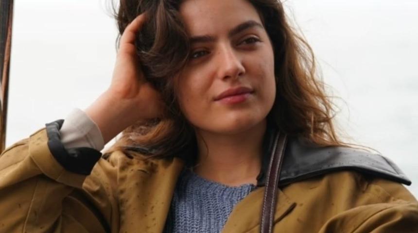 Taşacak Bu Deniz'in Eleni'si Ava Yaman &ouml;zel geceye yine damga vurdu! Sa&ccedil;ı, elbisesi ve ayakkabıları sosyal medyayı ikiye b&ouml;ld&uuml;