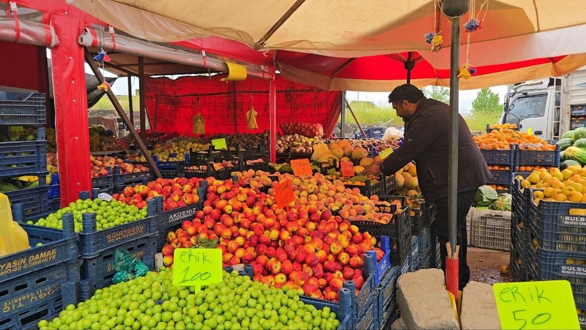 Herkes zam yaparken o fiyat d&uuml;ş&uuml;rd&uuml;! Vatandaş tezgaha akın etti: "Kalitelisini ucuza vermeye &ccedil;alışıyorum" 1