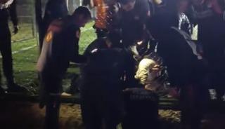 Halısahada ma&ccedil; yaparken tel koluna girdi: itfaiye ekipleri kurtardı