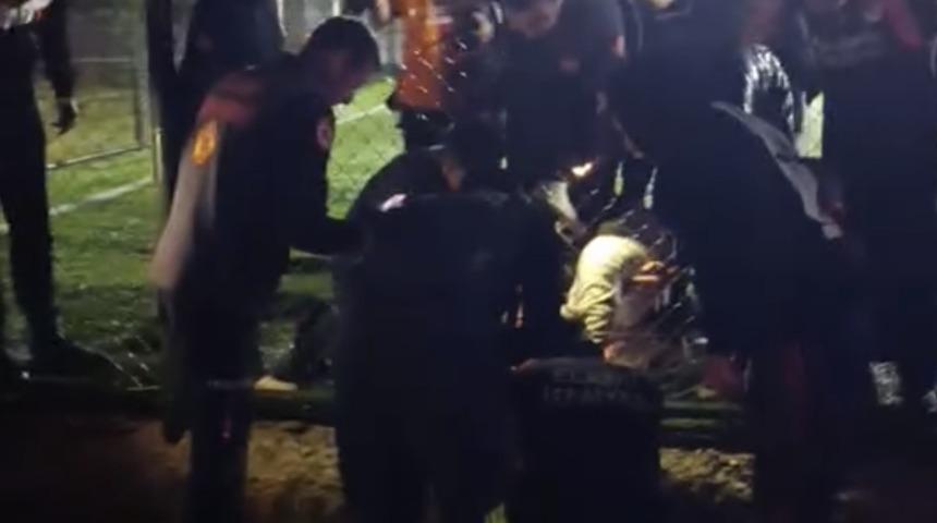 Halısahada ma&ccedil; yaparken tel koluna girdi: itfaiye ekipleri kurtardı