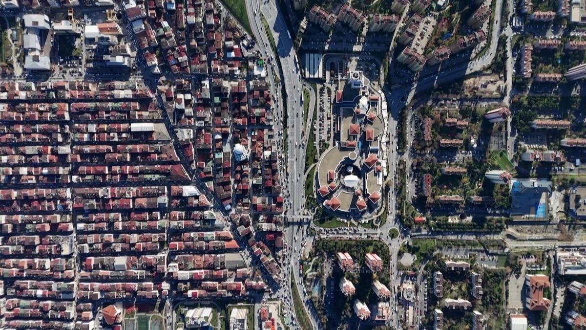 İstanbul&rsquo;da hayatın iki farklı y&uuml;z&uuml; aynı karede: Havadan &ccedil;ekildi 1
