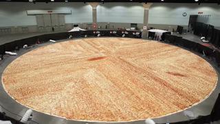 Dünyanın en büyük pizzası: 100 şef 48 saatte hazırladı!