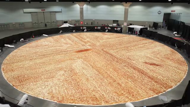 Dünyanın en büyük pizzası: 100 şef 48 saatte hazırladı!