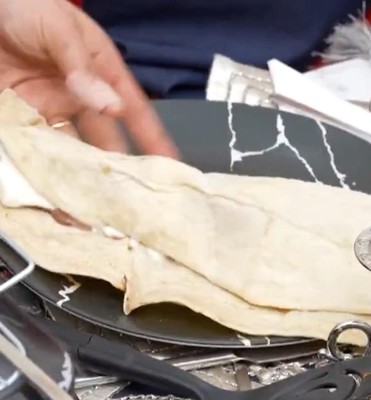 Rakipleri g&ouml;r&uuml;nce şaşkına d&ouml;nd&uuml;! Yarışmada lavaş arası dondurma kebap ikram etti 3