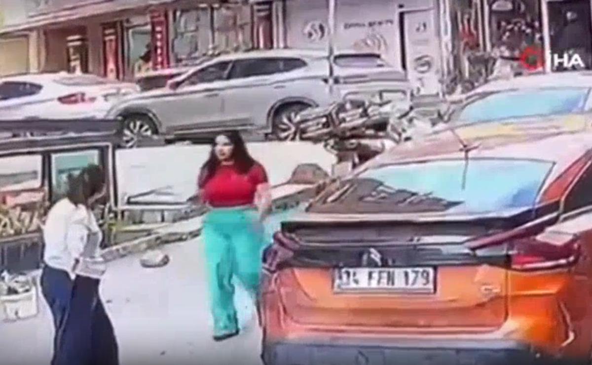 Kelebek Sarsılmaz isimli fenomen trafikte tartıştığı kişiye kafa attı 3