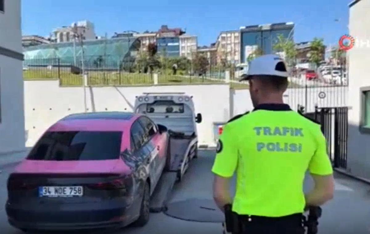 Kelebek Sarsılmaz isimli fenomen trafikte tartıştığı kişiye kafa attı 2