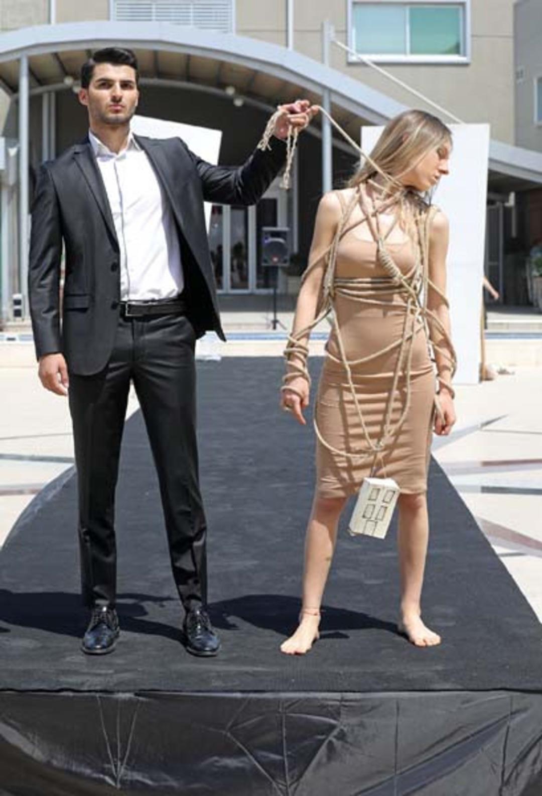 &Uuml;niversitede dikkat &ccedil;eken defile 