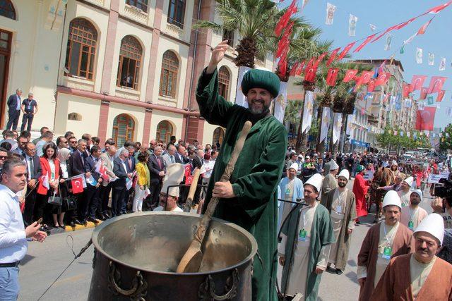 Şifalı mesir macunu 478'inci kez Sultan Camii'nden saçıldı