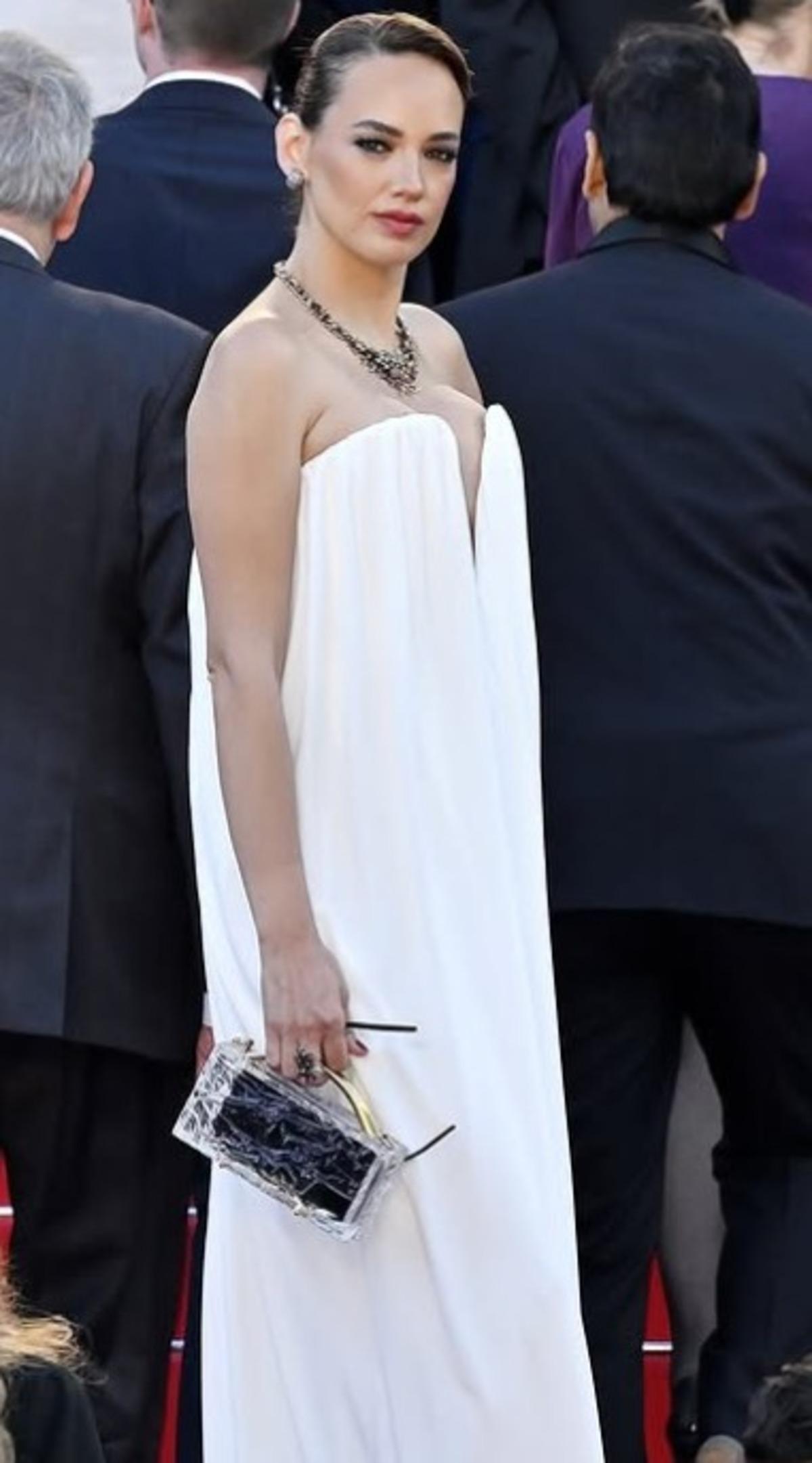Seda Bakan Cannes da boy g&ouml;sterdi! Bu defa pek beğenilmedi   3