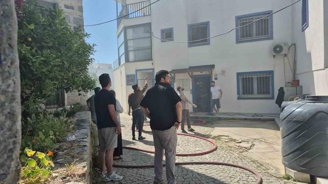 Elektrik hattı patladı, &ccedil;ıkan yangında 2 kişi mahsur kaldı 5