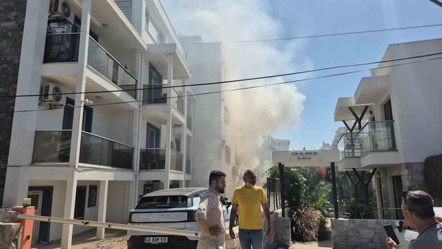 Elektrik hattı patladı, &ccedil;ıkan yangında 2 kişi mahsur kaldı 3