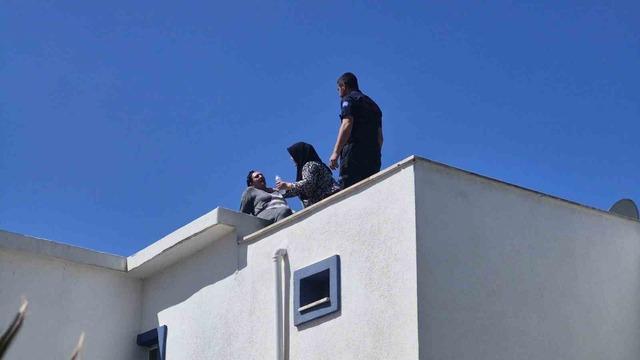 Elektrik hattı patladı, &ccedil;ıkan yangında 2 kişi mahsur kaldı 1