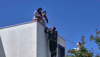 Elektrik hattı patladı, &ccedil;ıkan yangında 2 kişi mahsur kaldı