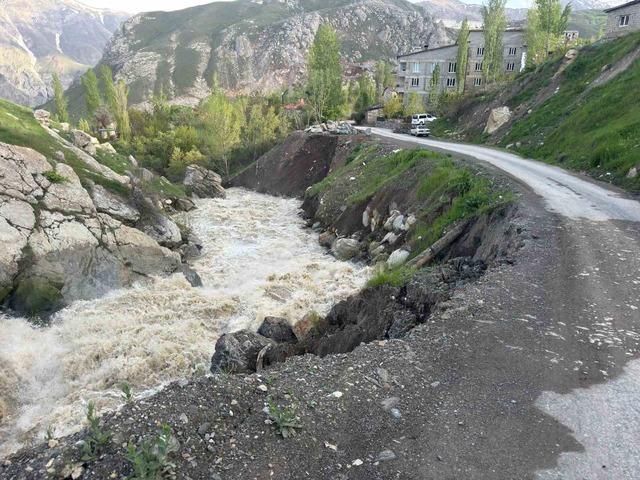 Hakkari&rsquo;de iki mahalleyi bağlayan yol &ccedil;&ouml;kt&uuml; 1