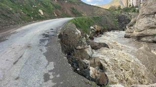 Hakkari’de iki mahalleyi bağlayan yol çöktü