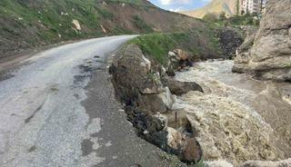 Hakkari&rsquo;de iki mahalleyi bağlayan yol &ccedil;&ouml;kt&uuml;