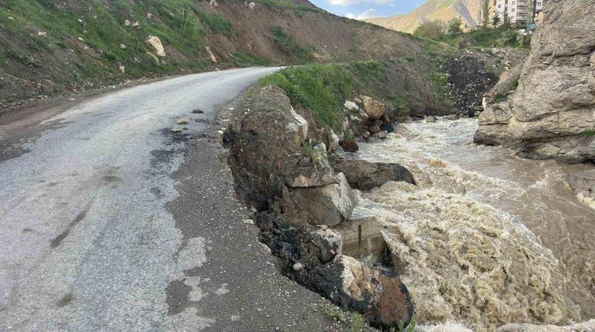 Hakkari&rsquo;de iki mahalleyi bağlayan yol &ccedil;&ouml;kt&uuml;